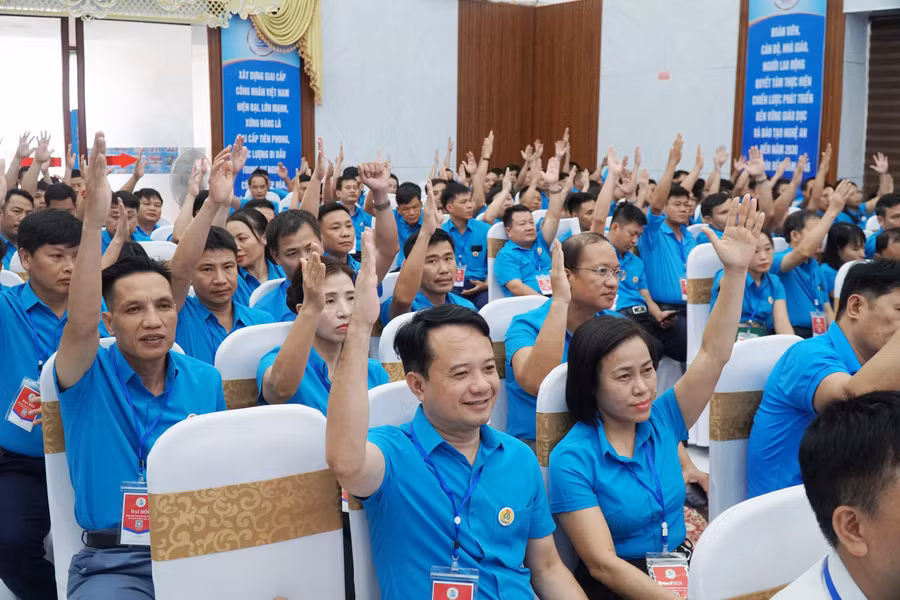 Các đại biểu giơ tay biểu quyết các vấn đề tại Đại hội Công đoàn ngành Giáo dục Nghệ An. Ảnh: Hồ Lài.