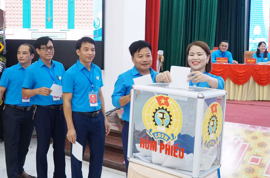 Đại biểu Đại hội bỏ phiếu bầu Ban chấp hành Công đoàn ngành Giáo dục Nghệ An khóa XX. Ảnh: Hồ Lài.