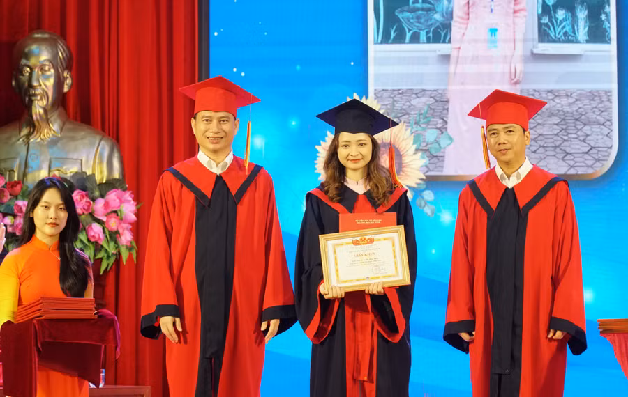 Lãnh đạo Trường ĐH Vinh trao bằng cử nhân cho sinh viên khóa 60 tốt nghiệp loại xuất sắc. Ảnh: Hồ Lài.