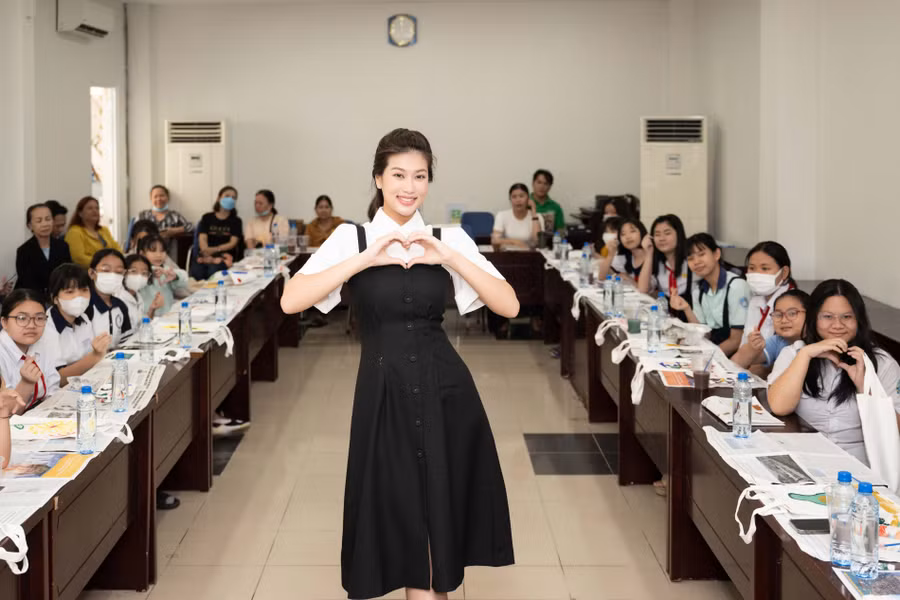Trong “Khuyết Workshop”, Hoa hậu Đoàn Thiên Ân tích cực đưa những lời khuyên cho các bé về những kỹ năng mềm cần thiết như bảo vệ, chăm sóc bản thân, quản lý cảm xúc… Trong “Khuyết Workshop”, Hoa hậu Đoàn Thiên Ân tích cực đưa những lời khuyên cho các bé về những kỹ năng mềm cần thiết như bảo vệ, chăm sóc bản thân, quản lý cảm xúc…