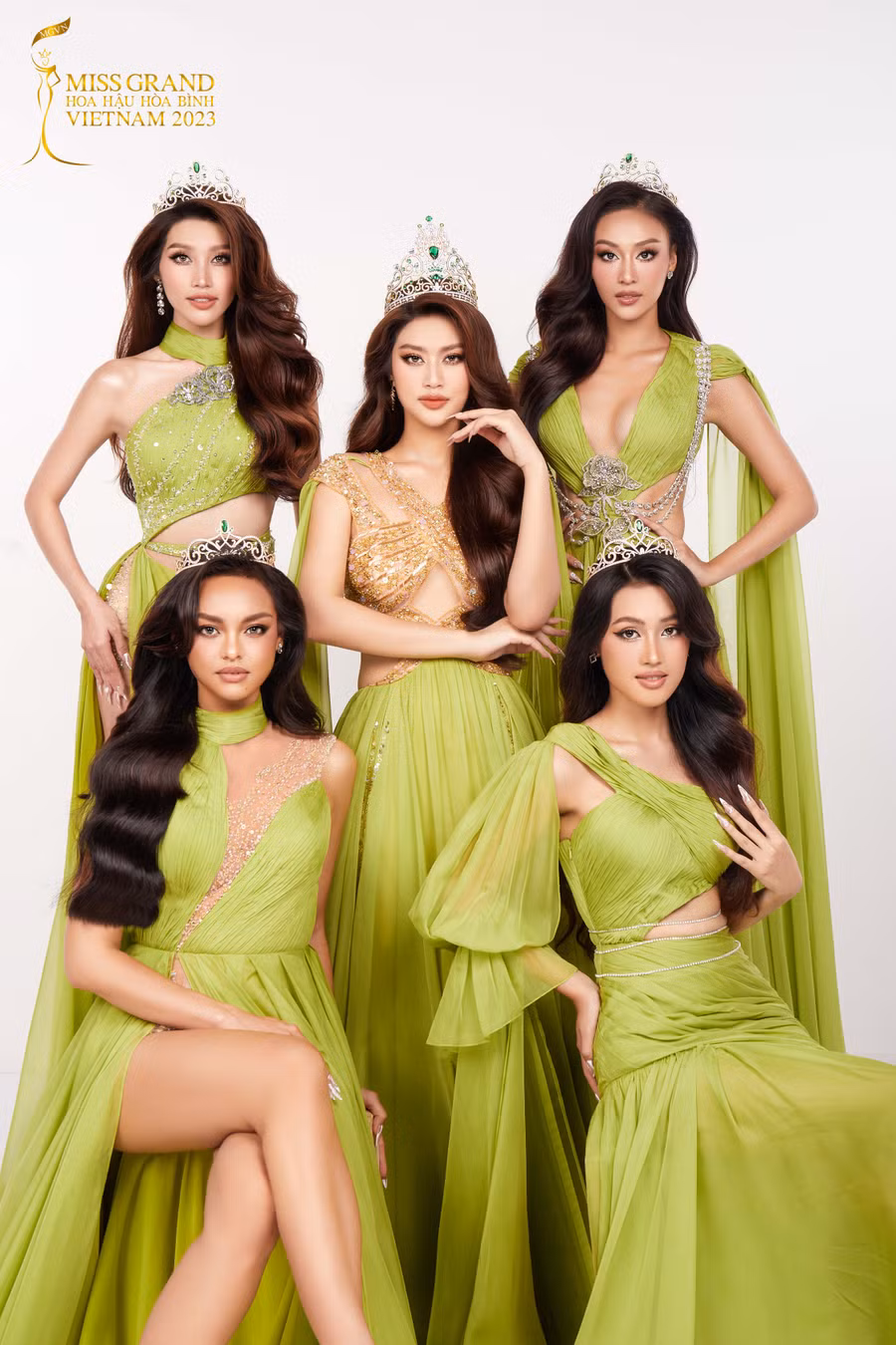 Key visual của cuộc thi cũng được lấy cảm hứng từ chiếc vương miện Miss Grand với 2 tone màu chủ đạo vàng và xanh lá. Những bộ cánh bay bổng cùng với những đường cắt xẻ táo bạo đã tôn lên hình thể của dàn hậu.