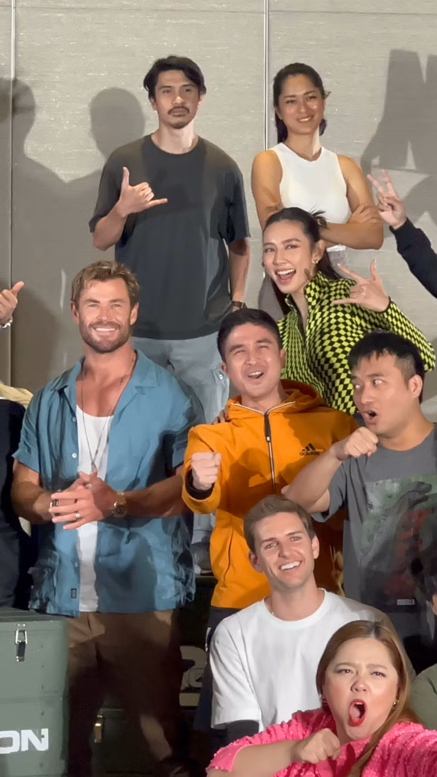 Thùy Tiên đứng chung khung hình với Chris Hemsworth trong sự kiện của Netflix.