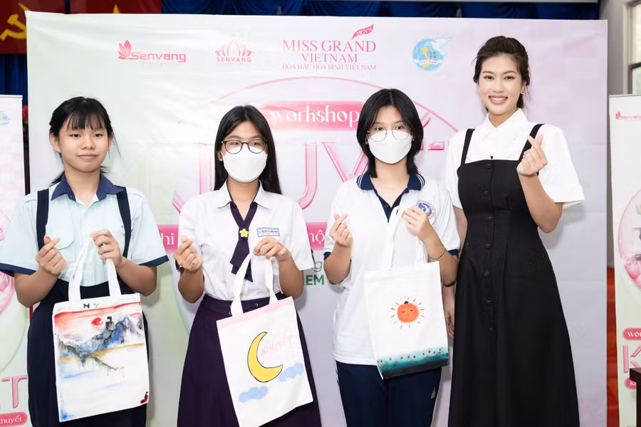 Ba bé có tác phẩm đẹp và ý nghĩa nhất do chính nàng Hậu chọn sẽ được cô dẫn đi mua sắm. Ba bé có tác phẩm đẹp và ý nghĩa nhất do chính nàng Hậu chọn sẽ được cô dẫn đi mua sắm.