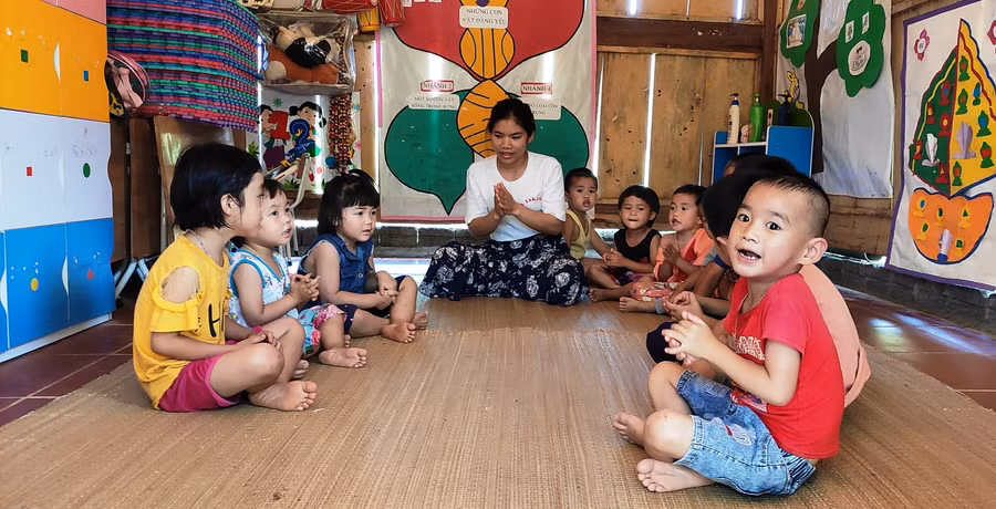 Học sinh ở điểm lẻ Cha Lung, Trường Mầm non Tam Thanh (Quan Sơn, Thanh Hóa) chưa có điều kiện để làm quen với tiếng Anh.