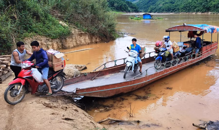 Những thùng SGK rời đò để vào Trường Tiểu học Trung Lý 2. Ảnh: Thế Lượng. Những thùng SGK rời đò để vào Trường Tiểu học Trung Lý 2. Ảnh: Thế Lượng.