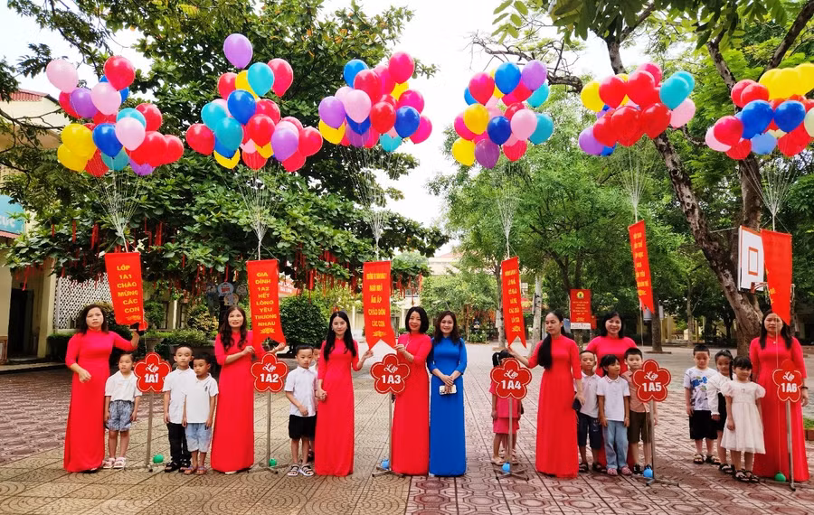 Học sinh Trường Tiểu học Minh Khai 1, TP Thanh Hóa đón năm học mới 2023-2024. (Ảnh minh họa)