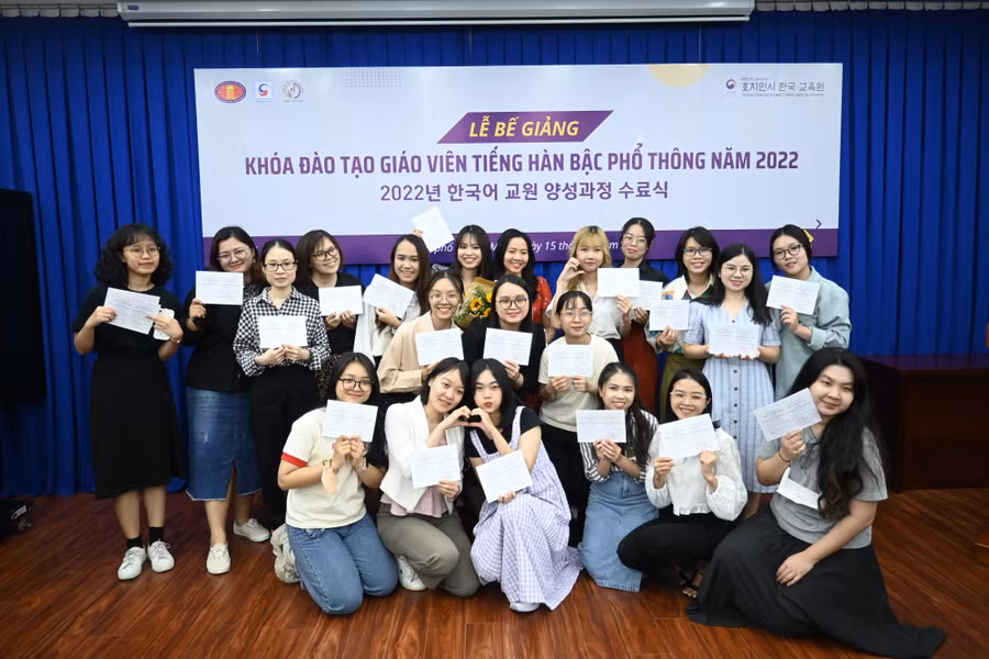 Các học viên nhận chứng chỉ hoàn thành khóa đào tạo giáo viên tiếng Hàn bậc phổ thông. Ảnh: NVD