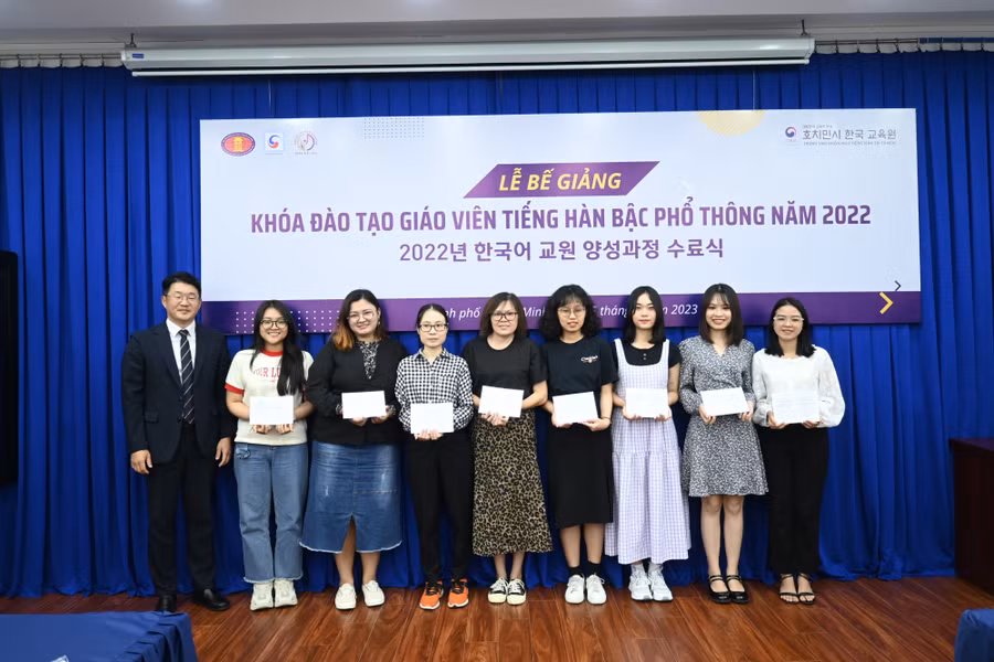 Học viên nhận chứng chỉ hoàn thành khóa đào tạo giáo viên tiếng Hàn bậc phổ thông. Ảnh: NVD Học viên nhận chứng chỉ hoàn thành khóa đào tạo giáo viên tiếng Hàn bậc phổ thông. Ảnh: NVD