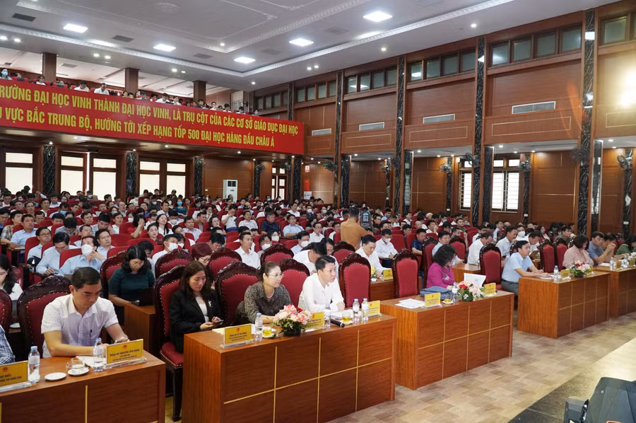 Thứ trưởng Bộ GD&amp;ĐT Ngô Thị Minh, đại diện Bộ Công an và hơn 500 đại biểu đến từ các trường đại học, cao đẳng và Sở GD&amp;ĐT trên cả nước tham dự hội nghị tổ chức tại Trường ĐH Vinh.