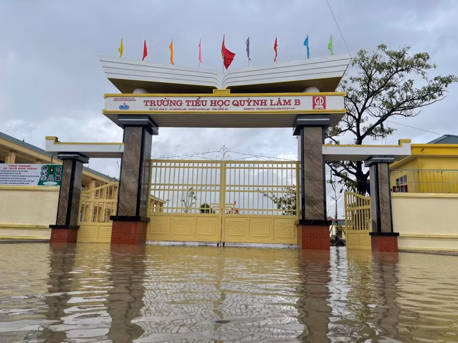Hai ngày 29 và 30/9, học sinh Trường Tiểu học Quỳnh Lâm B (huyện Quỳnh Lưu, Nghệ An) tạm dừng đến lớp do đường giao thông trong xã và trường học ngập nước.