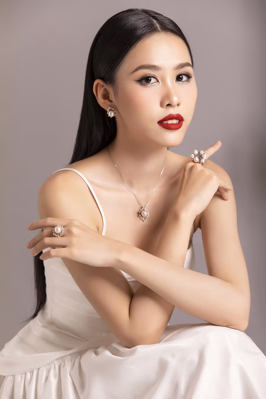Á hậu 2 Ngọc Hằng cũng chẳng kém cạnh gì so với 2 người chị của mình, cô nàng thường xuyên xuất hiện ở các sự kiện với vai trò MC.
