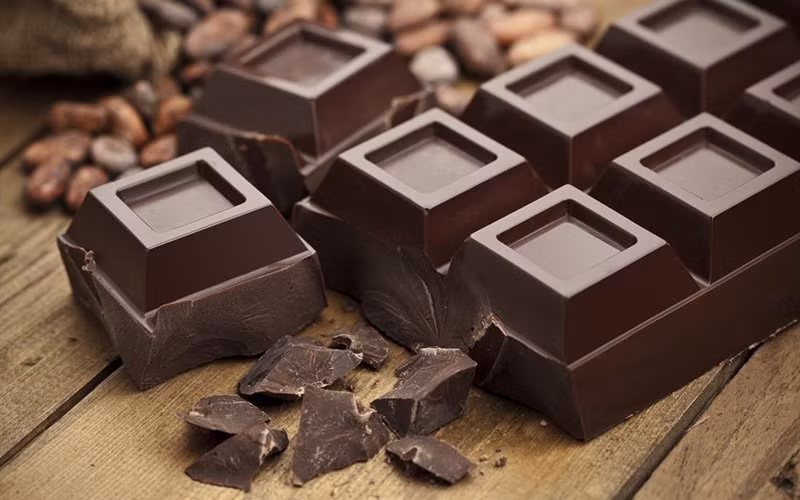 Sôcôla đen và bột ca cao chứa một số hợp chất giúp tăng cường trí não, bao gồm flavonoid, caffein và chất chống oxy hóa. Sôcôla đen và bột ca cao chứa một số hợp chất giúp tăng cường trí não, bao gồm flavonoid, caffein và chất chống oxy hóa.