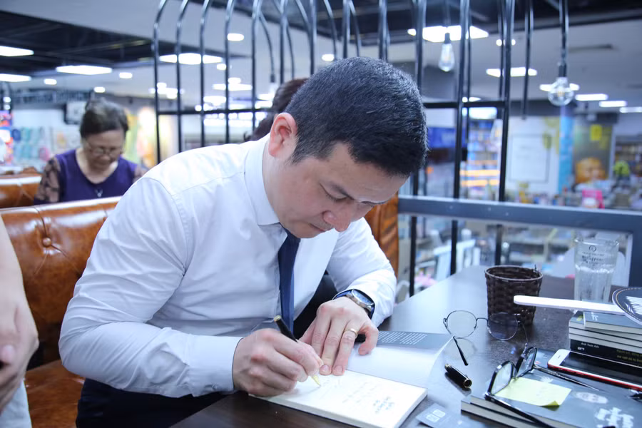Bằng những trải nghiệm chân thực và gần gũi, tác giả mong rằng cuốn sách sẽ đón nhận được sự đồng cảm và là nguồn cổ vũ các bạn trẻ trên hành trình khẳng định bản thân.