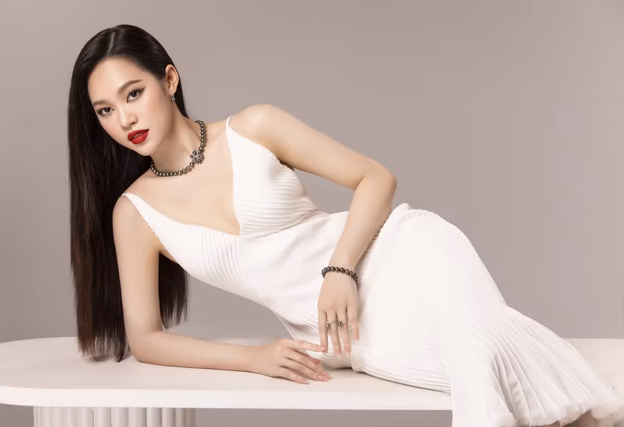 Á hậu 1 Trịnh Thùy Linh sở hữu nhan sắc ngọt ngào cùng với gương mặt xinh xắn.