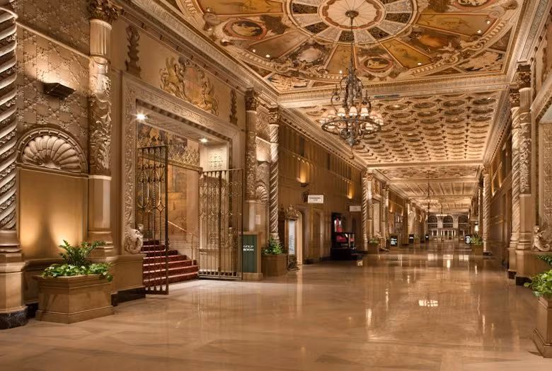 Khách sạn Millennium Biltmore ở Los Angeles - bối cảnh quay 2 MV âm nhạc đình đám.