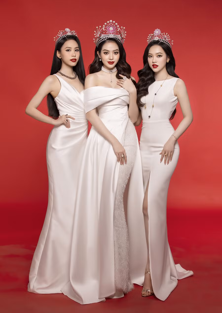 Các cô gái đã lựa chọn tông son đỏ khi kết hợp với những trang phục thanh lịch nhưng không kém phần gợi cảm và sang trọng. Cùng với đó là chiếc vương miện Hoa hậu, Á hậu danh giá và bộ trang sức ngọc trai.