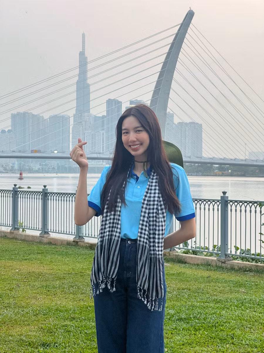 Trong ngày đầu đến đảo, nàng hậu không khỏi bất ngờ với cảnh đẹp tại đây, đặc biệt là có rất nhiều cây xanh, rau xanh được trồng và chăm chút bởi các chiến sĩ.