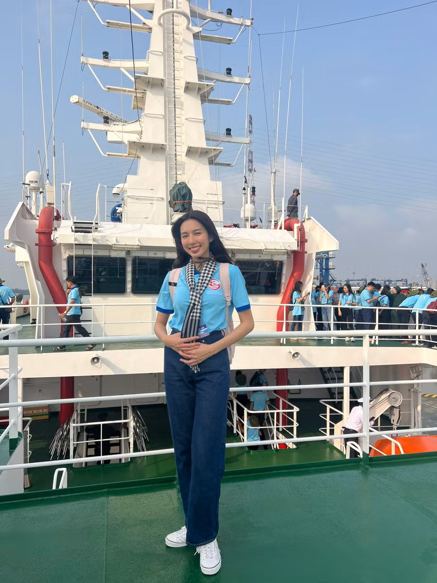 Ngày 20/4 vừa qua, Thùy Tiên cùng các lãnh đạo cấp cao của Đoàn công tác số 5 đến thăm, tặng quà, động viên các cán bộ, chiến sĩ và người dân trên quần đảo Trường Sa.