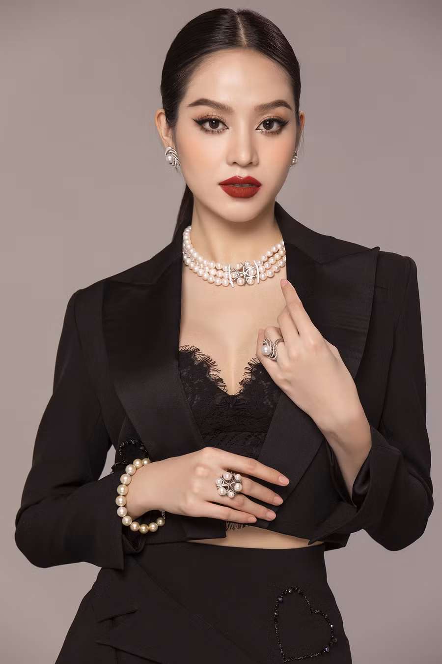 Hoa hậu Thanh Thuỷ trong bộ trang phục gợi cảm, có đường cắt xẻ táo bạo để khoe sắc vóc hoàn hảo cơ thể.