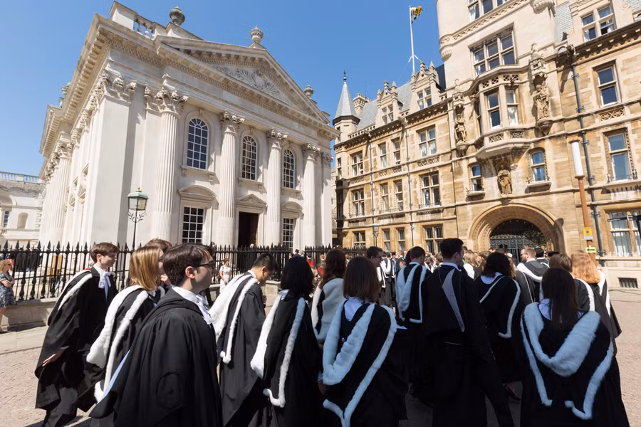 Đại học Cambridge (Anh).