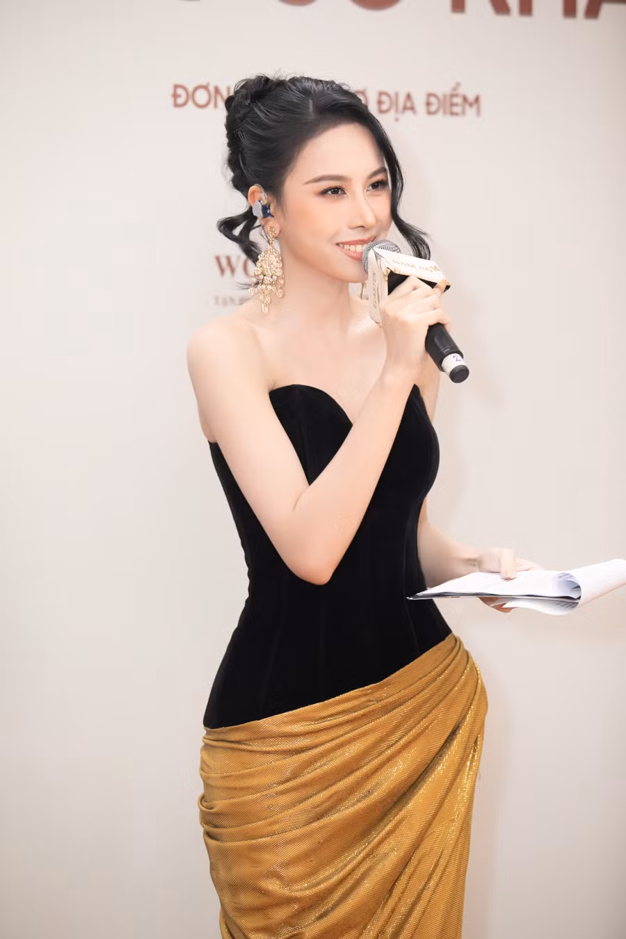 Á hậu 2 Hoa hậu Việt Nam 2022 Lê Nguyễn Ngọc Hằng “lột xác” với hình ảnh trưởng thành, quyến rũ khi dẫn dắt chương trình thảm đỏ.