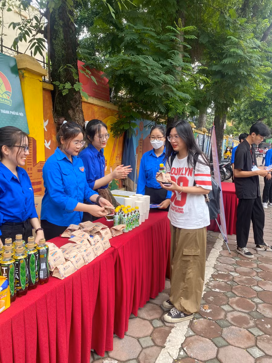 Hình ảnh 1 sĩ tử được tặng bánh và nước uống sau khi ra khỏi phòng thi.