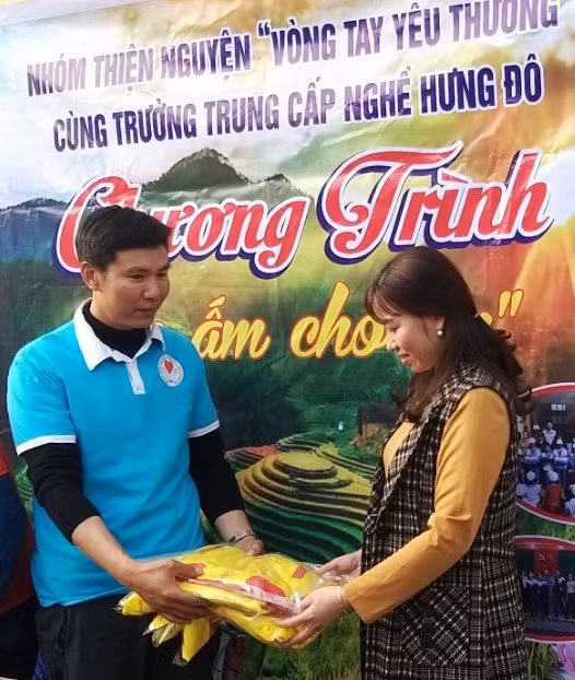 Đại diện đoàn thiện nguyện trao tặng áo ấm cho Trường Mầm non Mường Chanh (Mường Lát, Thanh Hóa).