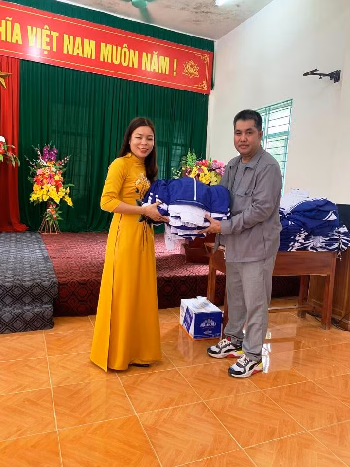 Đại diện Trung tâm Giáo dục nghề nghiệp - Giáo dục thường xuyên huyện Lang Chánh (Thanh Hóa) đón nhận áo ấm từ đoàn thiện nguyện.