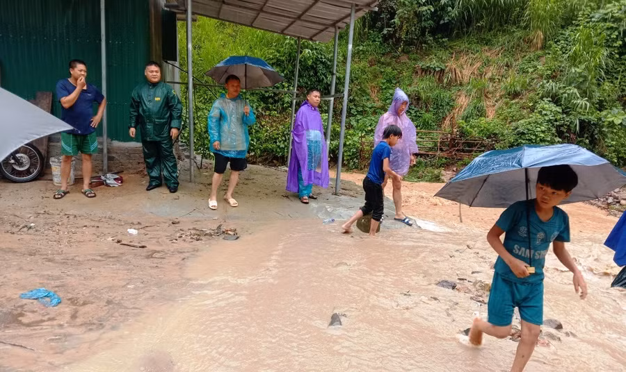 Mưa lớn xảy ra ở khu vực xã Mường Lý, huyện Mường Lát (Thanh Hóa), khiến 46 hộ dân phải sơ tán người và tài sản đến nơi an toàn. Ảnh: UBND huyện Mường Lát cung cấp.