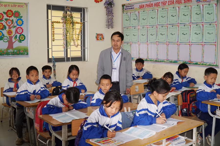 Sau khi tổ chức mô hình bán trú, Trường Phổ thông DTBT Tiểu học Mường Lống 2 đã giảm được từ 17 lớp xuống còn 9 lớp, tiết kiệm 9 giáo viên. Ảnh: Hồ Lài. Sau khi tổ chức mô hình bán trú, Trường Phổ thông DTBT Tiểu học Mường Lống 2 đã giảm được từ 17 lớp xuống còn 9 lớp, tiết kiệm 9 giáo viên. Ảnh: Hồ Lài.