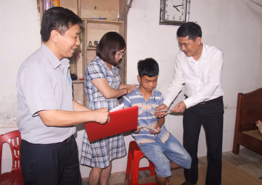 Ông Thái Văn Thành - Giám đốc Sở GD&ĐT Nghệ An thăm hỏi, động viên em Kiên