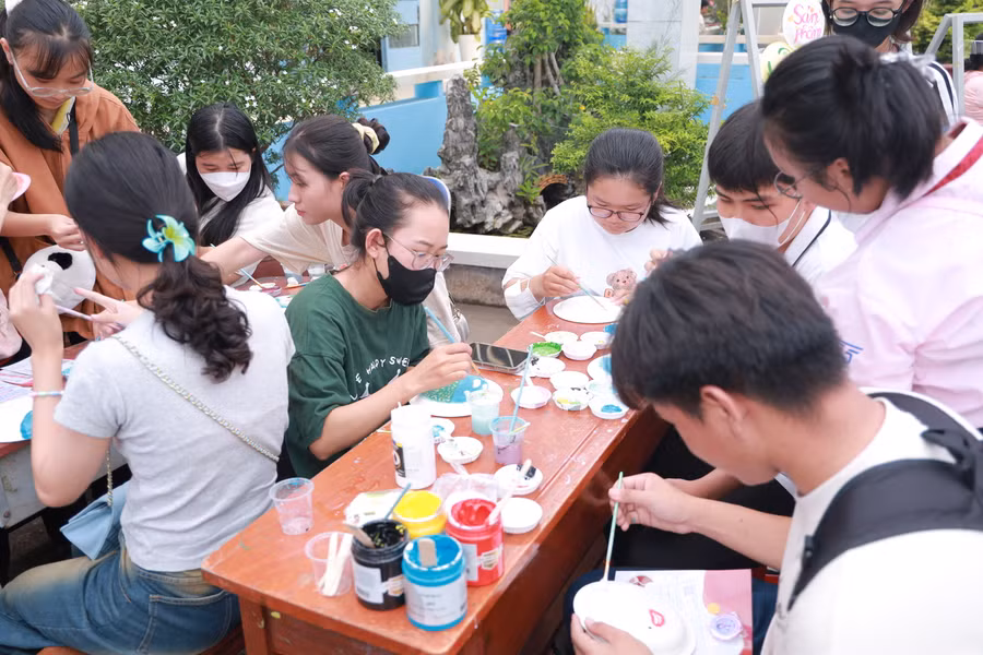 Học sinh tham gia trải nghiệm các hoạt động tại ngày hội. (Ảnh: HCMUE)