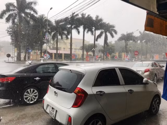 Nhiều xe ô tô đang lưu thông ở thị trấn Tân Phong, huyện Quảng Xương (Thanh Hóa) phải tìm nơi tránh trú vì mưa đá.