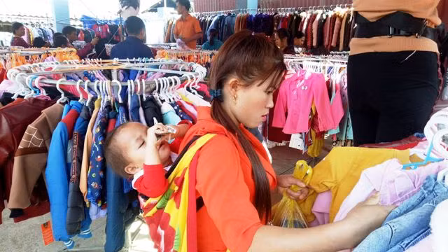 Lựa chọn quần áo.