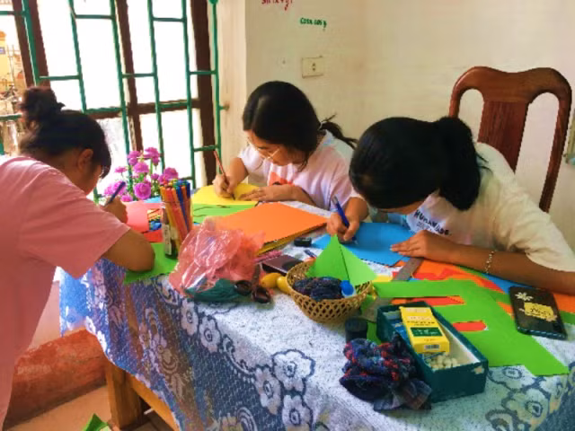 Học sinh Trường THPT Ngô Gia Tự trang trí lớp học.