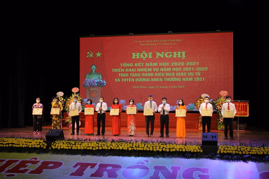 Lãnh đạo Sở GD&amp;ĐT Vĩnh Phúc trao Giấy khen cho các cá nhân có thành tích xuất sắc trong xây dựng Gia đình Nhà giáo tiêu biểu giai đoạn 2015-2020