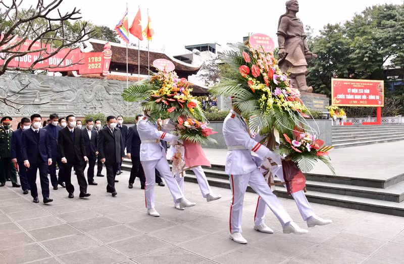 Lãnh đạo thành phố Hà Nội làm lễ dâng hoa, dâng hương nhân kỷ niệm 233 năm chiến thắng Ngọc Hồi - Đống Đa (1789-2022) (Ảnh: Viết Thành).
