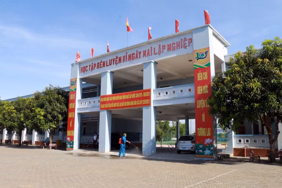 Trường THPT Dân tộc nội trú số 2 Nghệ An phun khử khuẩn khu vực sẽ tổ chức thi tuyển sinh vào lớp 10