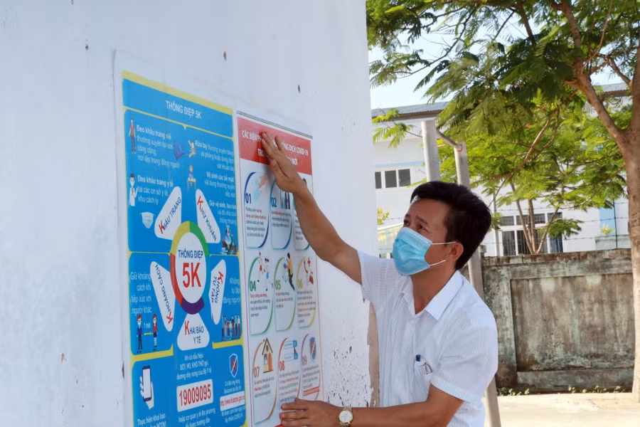 Thông điệp 5K của Bộ Y tế và các biện pháp phòng dịch Covid-19 được dán ở khu vực trường, ký túc xá cho phụ huynh, học sinh nắm rõ.