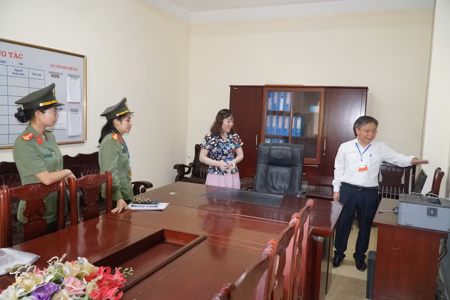 Đoàn kiểm tra lưu ý điểm thi rà soát những thiết bị có thể thu phát sóng đưa ra khỏi phòng lưu trữ đề thi hoặc niêm phong. Ảnh: Hồ Lài.