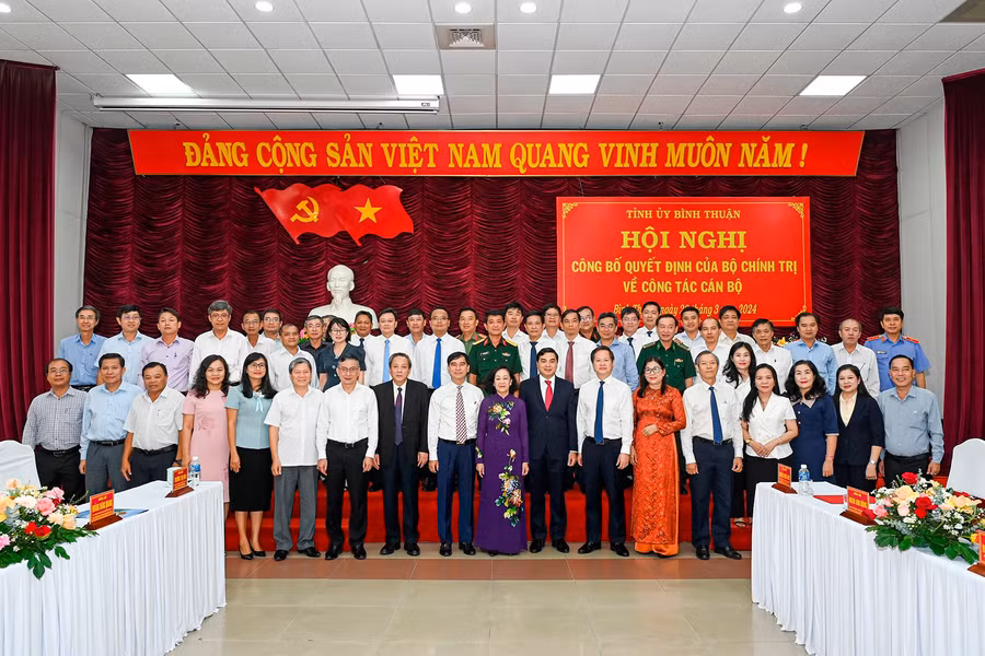 Tập thể Ban chấp hành Đảng bộ tỉnh chúc mừng tân Bí thư Tỉnh ủy. (Ảnh: Báo Bình Thuận)
