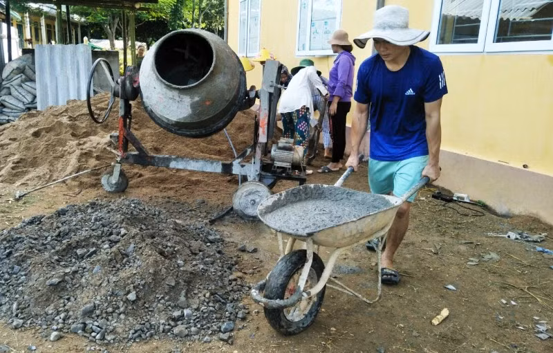Với sự góp sức của bà con dân bản, năm học mới này, các cháu mầm non ở bản Tình và Piềng Khóe, xã Tam Lư sẽ có nơi ăn bán trú.