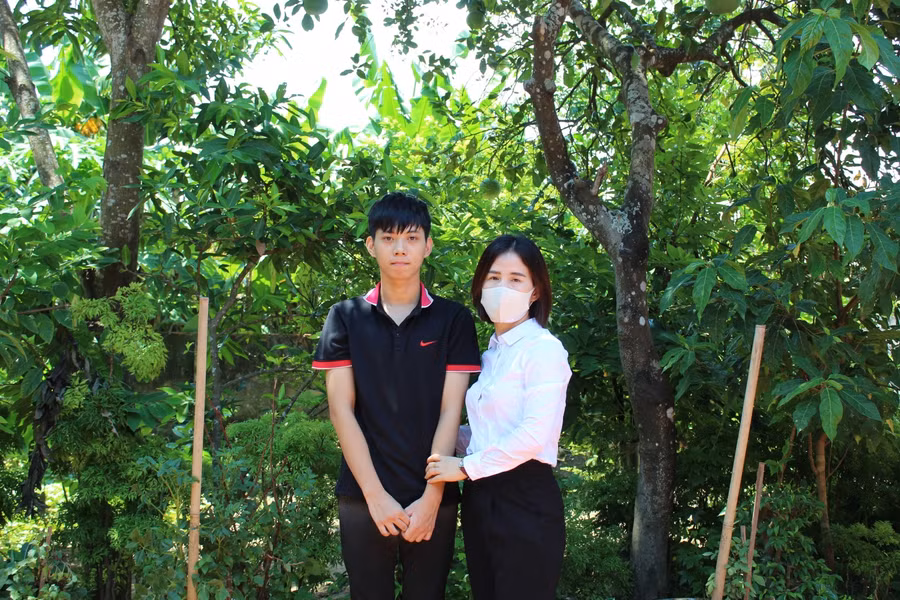 Trần Văn Tuấn và cô giáo chủ nhiệm Hoàng Ánh Vân.