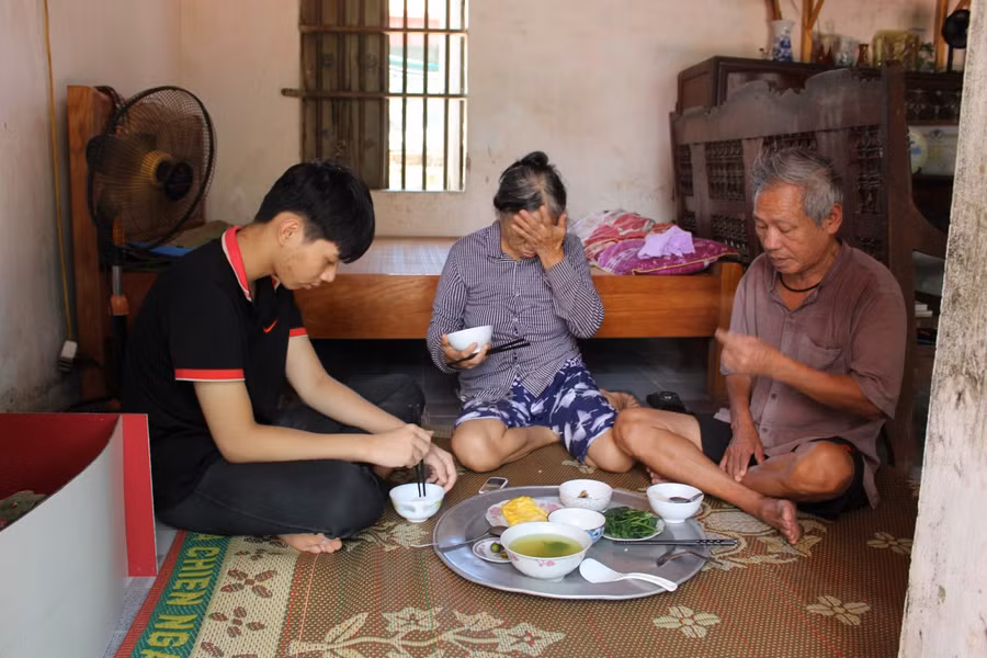 Bữa ăn đạm bạc của già đình Tuấn và ông bà nội giữa trưa hè nóng nực.