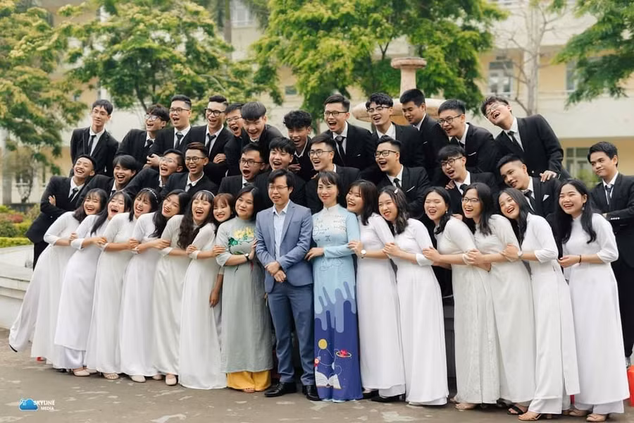 Thầy giáo Lê Văn Đạt và tập thể lớp chuyên Hóa, Trường THPT chuyên Lam Sơn (Thanh Hóa) - khóa 2018-2021.