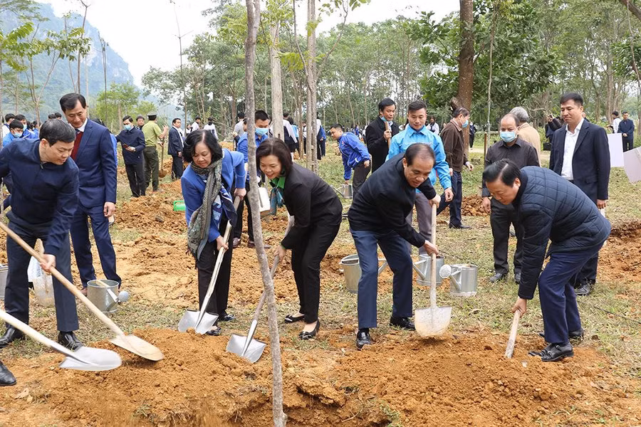 Các đại biểu trồng cây tại khu di tích Lán Hang Thia.