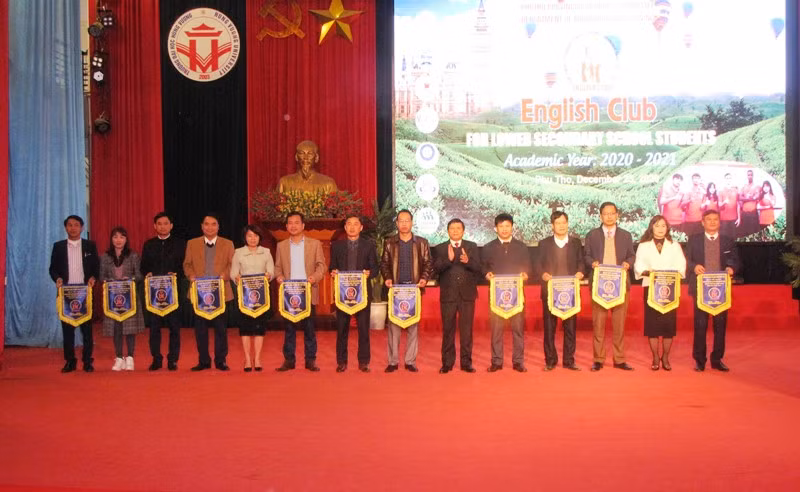 Giám đốc Sở GD&ĐT Phú Thọ Nguyễn Văn Mạnh trao cờ lưu niệm cho các đoàn tham gia giao lưu 