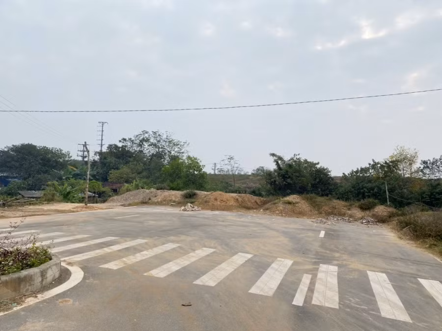 Dự án cải tạo, nâng cấp tuyến đường Thượng Trưng – Tuân Chính bị chậm tiến độ do vướng mặt bằng thi công chưa được giải tỏa.