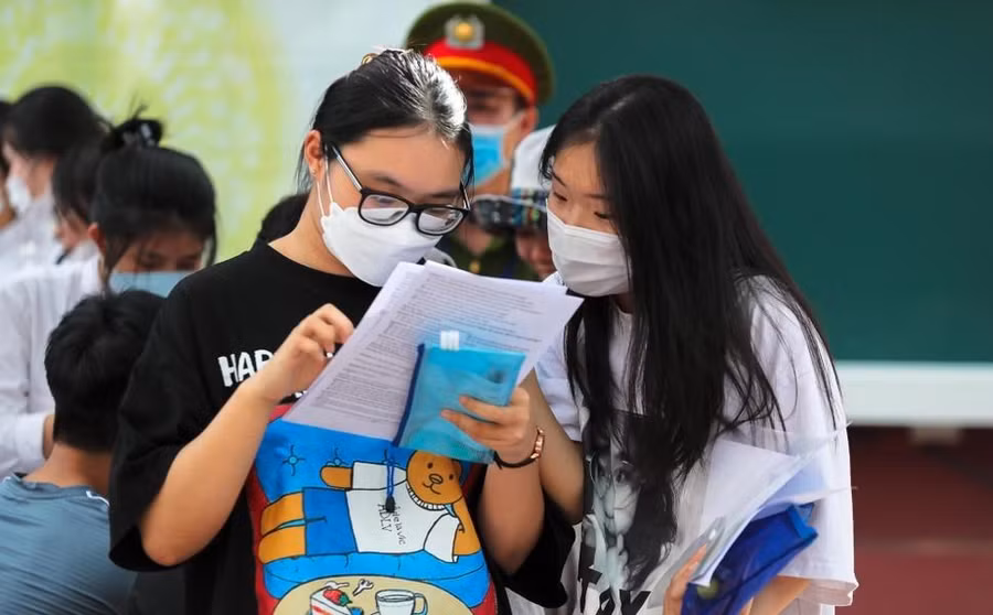 Thí sinh Nghệ An nán lại thảo luận về bài làm môn thi Ngoại ngữ, Kỳ thi Tốt nghiệp THPT.