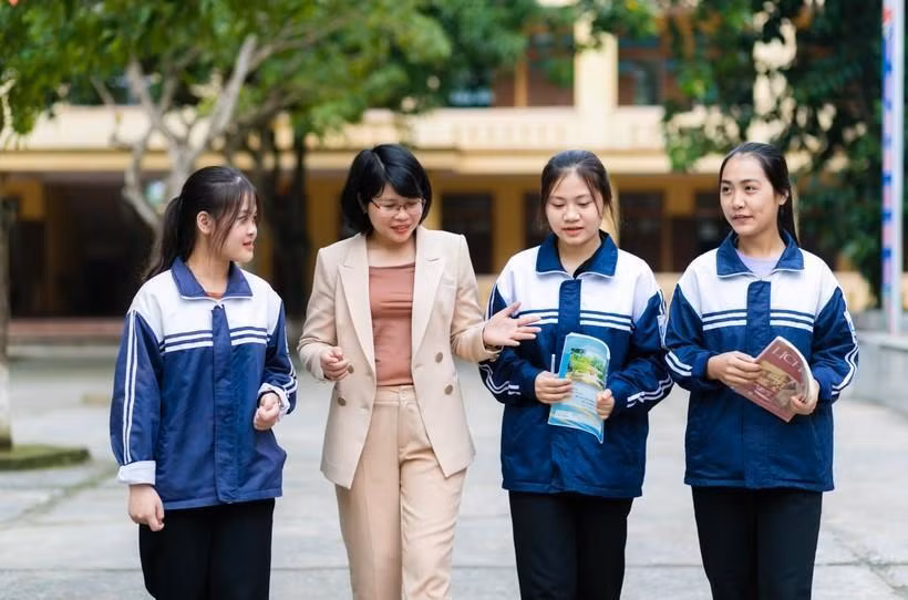 Cô Trần Lan Anh (thứ 2 từ trái sang) hi vọng sẽ có nhiều thí sinh đạt điểm cao môn Lịch sử.
